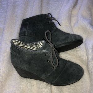grey wedges